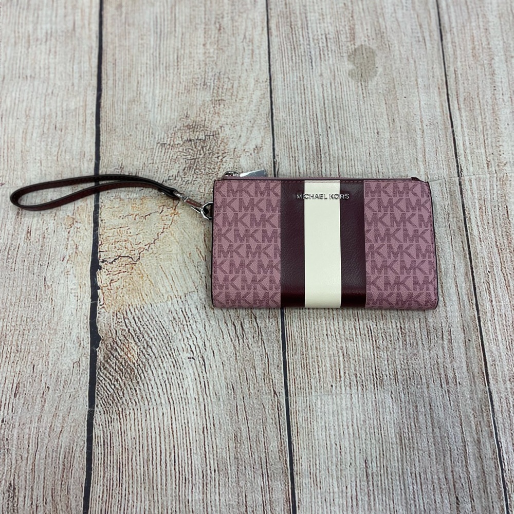 😍 Michael Kors Mauve and Cream Wristlet